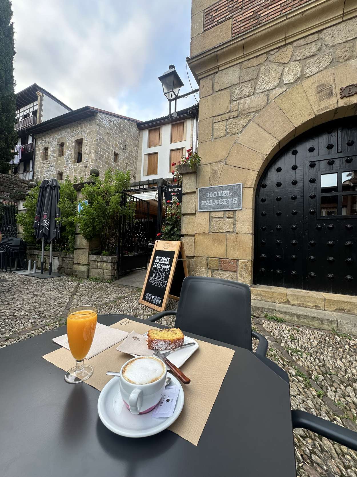 Mesa de desayuno en la terraza del Hotel Palacete