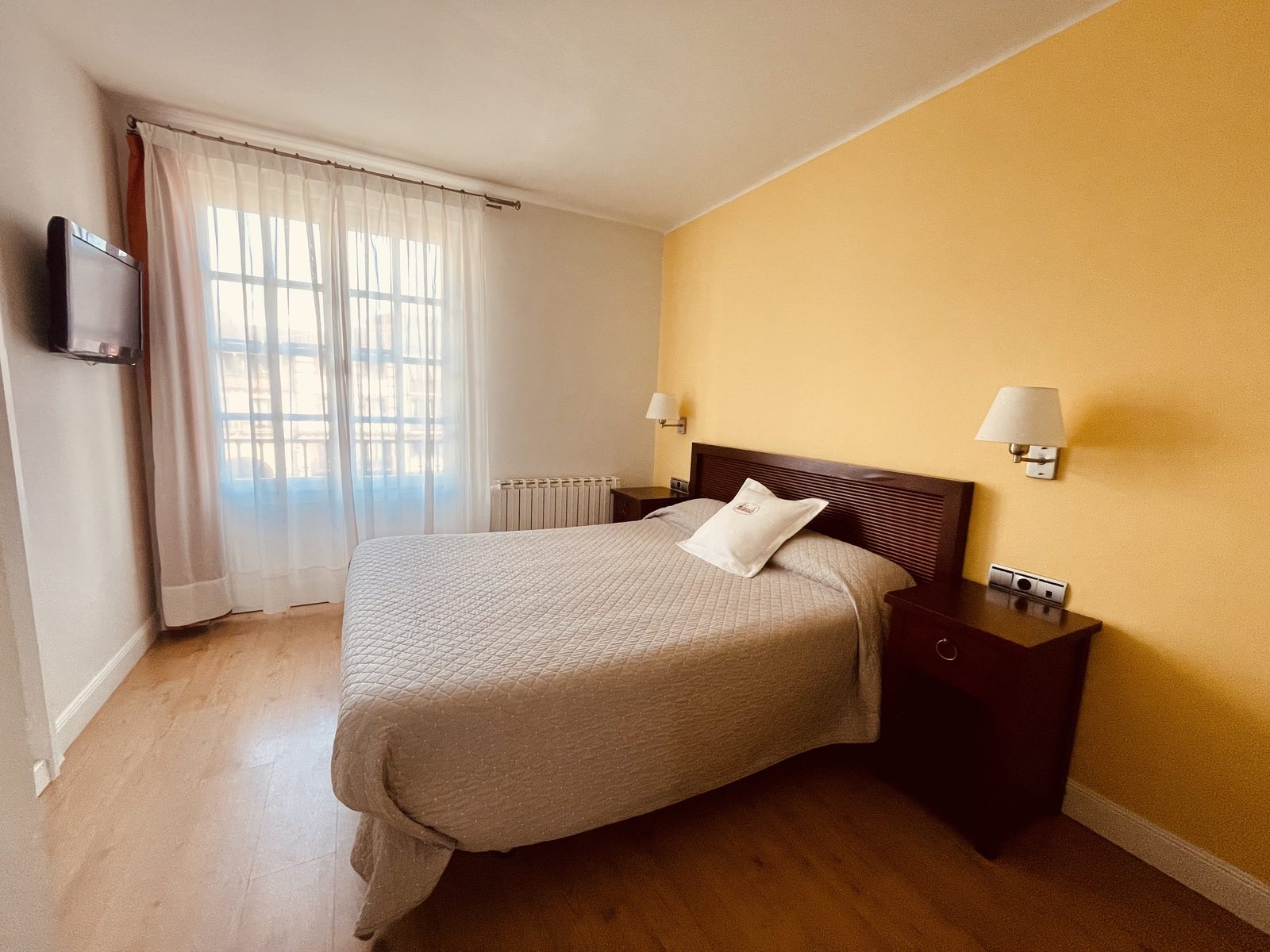 Habitación doble con vistas a la parte vieja de Hondarribia