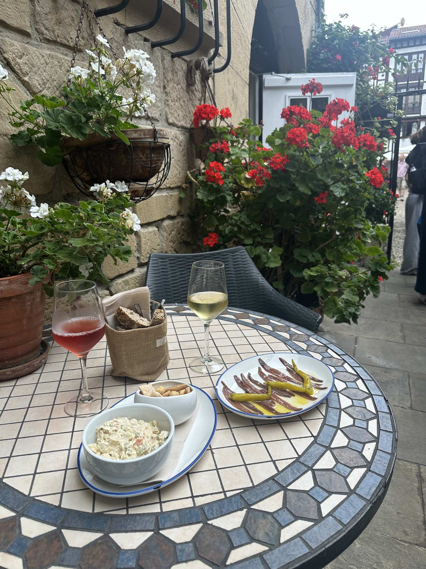 Vino y raciones en la terraza del Hotel Palacete